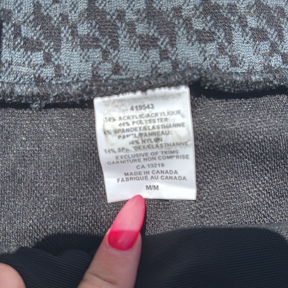 Lysespenard Houndstooth Pencil Skirt β Size Medium | Timeless Elegance | Office - Picture 4 of 6